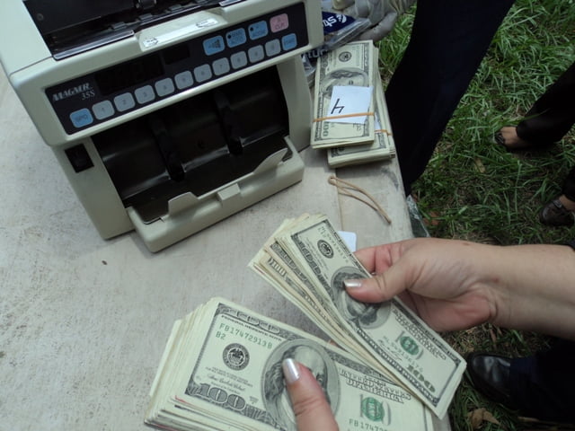 Muchos dinero presuntamente del lavado de dolares